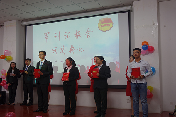 太阳122cc官方集团举办“明德砺志,向梦起航”军训汇报会 太阳122cc官方集团举办“明德砺志,向梦起航”军训汇报会